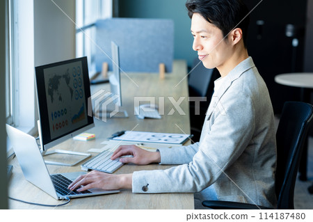 Business person working in front of a computer Business person working in front of a computer 114187480