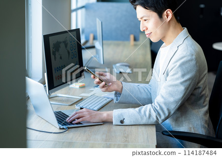 在電腦前工作的商務人士 114187484