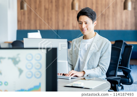 Business people working in the office Business people working in the office 114187493