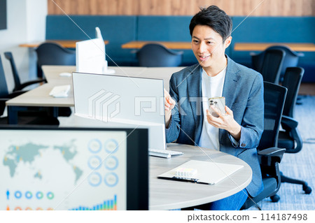 Business person working in the office 114187498