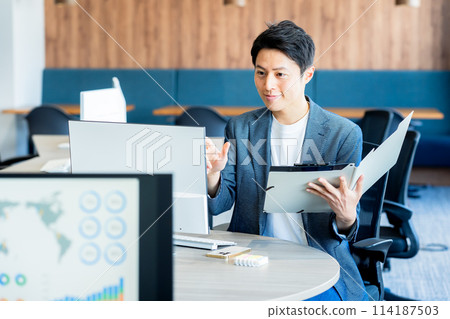 在辦公室工作的商人 114187503