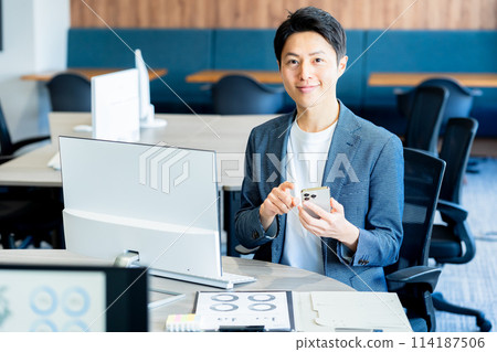 在辦公室工作的商務人士 114187506
