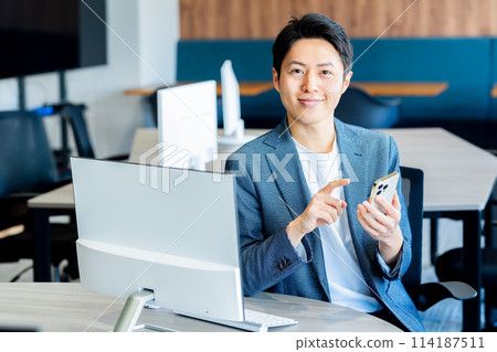 在辦公室工作的商務人士 114187511
