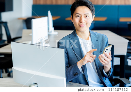 在辦公室工作的商務人士 114187512