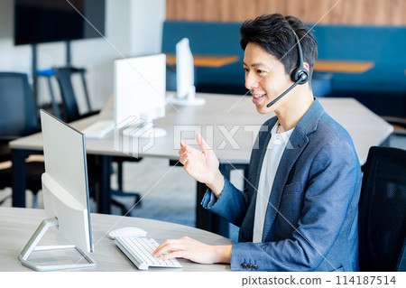在辦公室工作的男性操作員 114187514