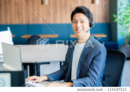 Male operator working in the office 114187521