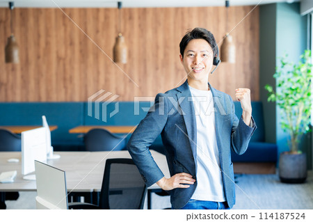 在辦公室工作的男性操作員 114187524