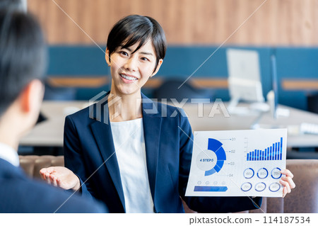 商業女性在辦公室有業務洽談 114187534