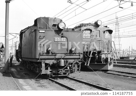 D51蒸汽機車及EF15電力機車停靠新津 D51蒸汽機車及EF15電力機車停靠新津 114187755