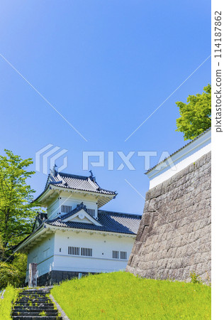 Fresh greenery at the ruins of Aoba Castle 114187862