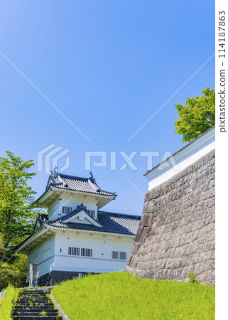 Fresh greenery at the ruins of Aoba Castle 114187863