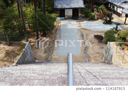 Zuishinmon Gate seen from the top of the shrine's stone steps Zuishinmon Gate seen from the top of the shrine's stone steps 114187913