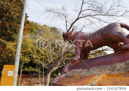 A Bizen ware tiger placed in the shrine grounds A Bizen ware tiger placed in the shrine grounds 114187939