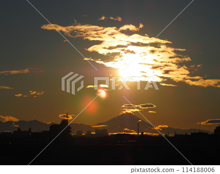 富士山的輪廓出現在閃閃發光的夜空中 114188006