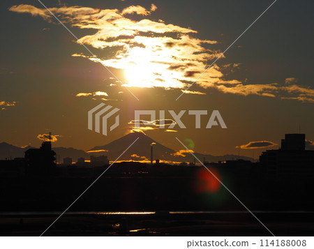 富士山的輪廓出現在閃閃發光的夜空中 114188008