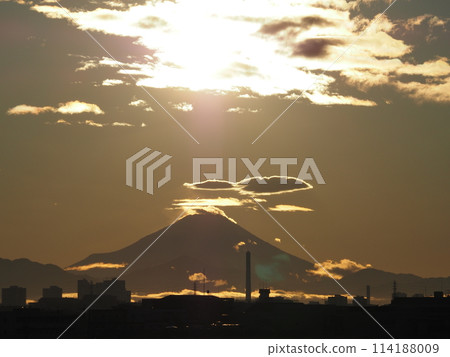 富士山的輪廓出現在閃閃發光的夜空中 114188009