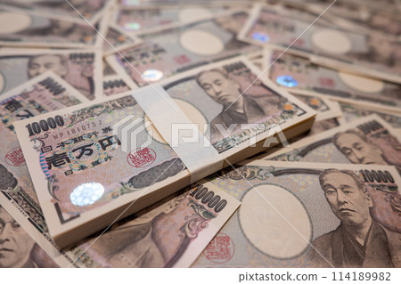Lots of 10,000 yen bills 114189982