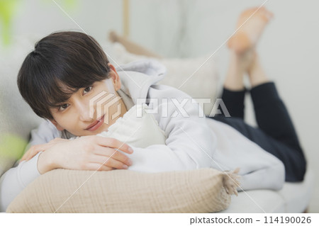 年輕人在客廳放鬆 114190026