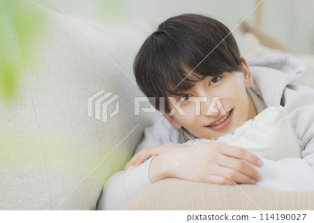 年輕人在客廳放鬆 114190027