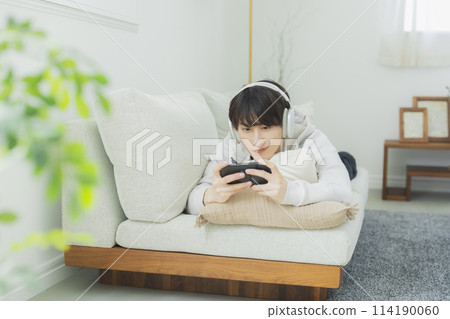 Young man relaxing in the living room 114190060