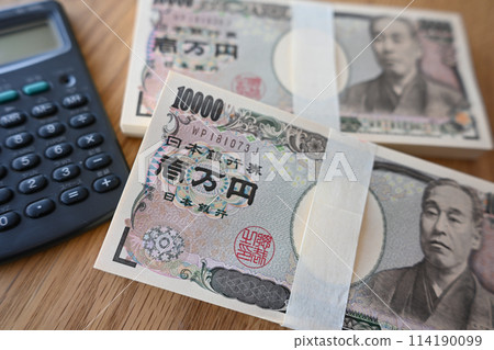 大量10,000日元紙幣和計算器 大量10,000日元紙幣和計算器 114190099