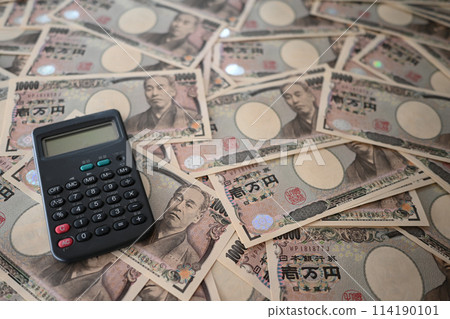 Lots of 10,000 yen bills and a calculator Lots of 10,000 yen bills and a calculator 114190101