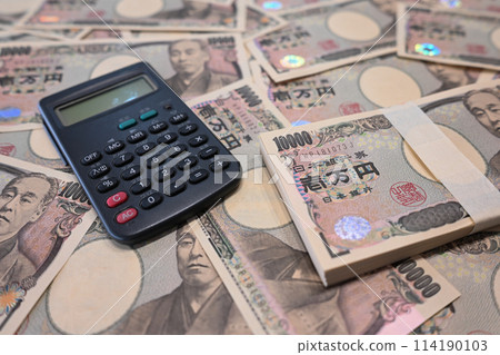 Lots of 10,000 yen bills and a calculator Lots of 10,000 yen bills and a calculator 114190103