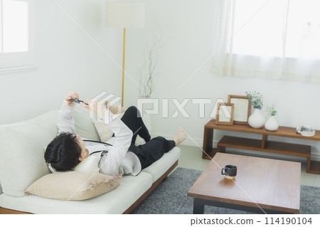 年輕人在客廳放鬆 114190104