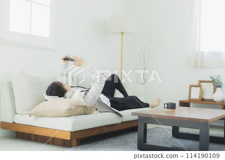 年輕人在客廳放鬆 114190109