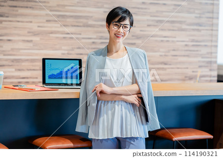 在辦公室工作的女商人 114190321