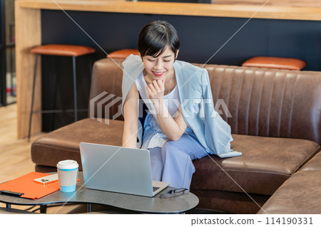 Business woman who works in a cafe 114190331