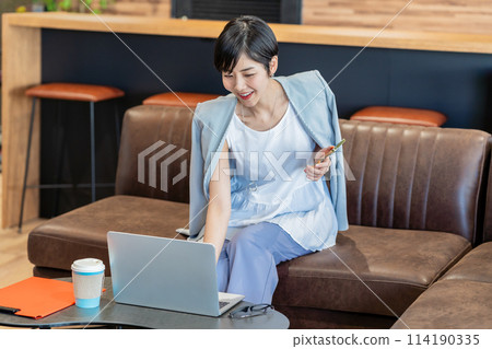 Business woman with a smartphone in the office 114190335