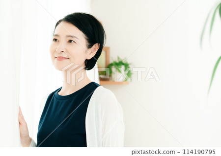 沐浴在早晨陽光下的中年婦女 114190795