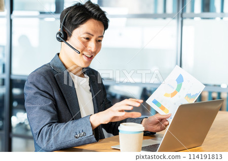 在辦公室工作的商務人士 114191813