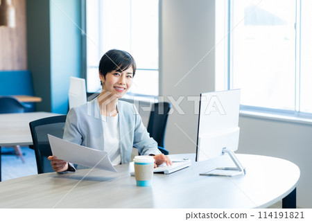 在辦公室工作的女商人 114191821