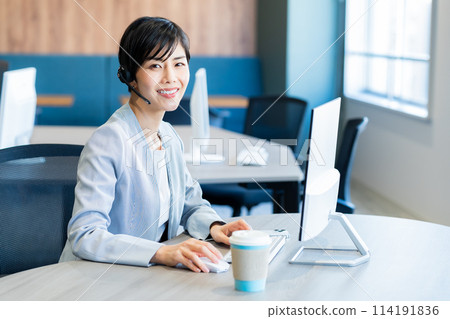 在辦公室工作的女性操作員 114191836