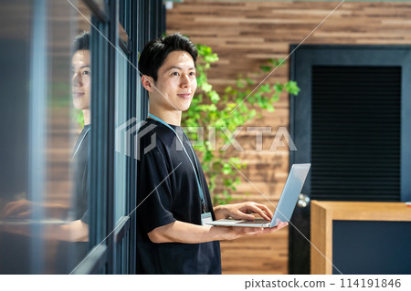 在辦公室工作的商務人士 114191846