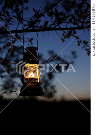 露營之夜,燈籠發出柔和的光芒 露營之夜,燈籠發出柔和的光芒 114191970