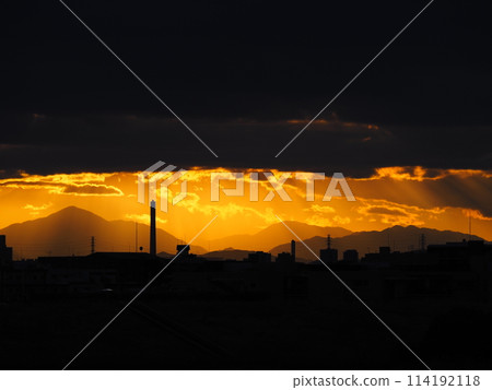 橙色的夕陽從雲層中探出頭來 橙色的夕陽從雲層中探出頭來 114192118