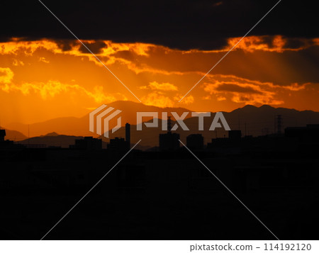 橙色的夕陽從雲層中探出頭來 114192120