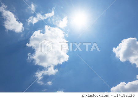 The early summer blue sky and the sun The early summer blue sky and the sun 114192126