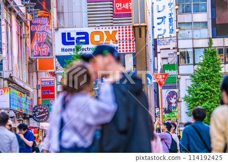 日本東京城市景觀入境復興...秋葉原擠滿了外國遊客。情侶也很引人注目 = 5 月 3 日 114192425
