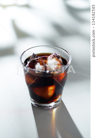 陽光透過樹林和冰咖啡 陽光透過樹林和冰咖啡 114192585