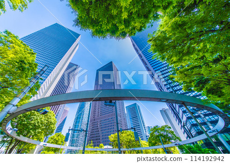 日本東京城市景觀，新宿。新宿警察局後方十字路口的西新宿標誌環和摩天大樓景觀（4 月 28 日） 114192942