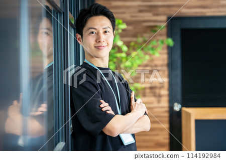 在辦公室工作的商務人士 114192984