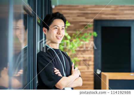 在辦公室工作的商務人士 114192986