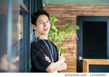 在辦公室工作的商務人士 114192987