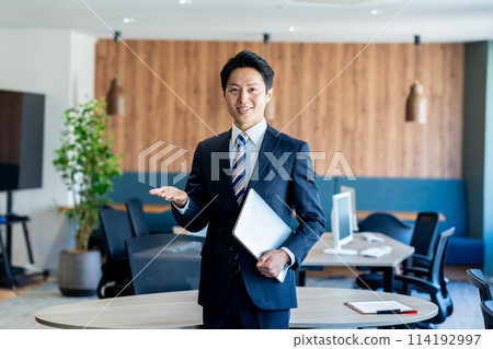 Business people working in the office 114192997
