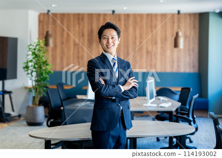 在辦公室工作的商人 114193002