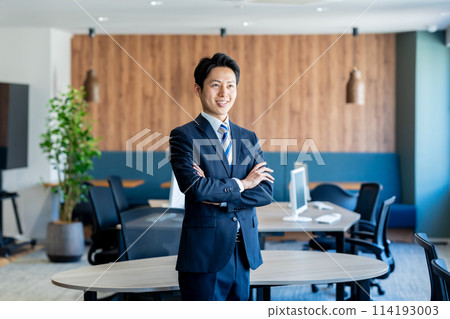 在辦公室工作的商人 114193003